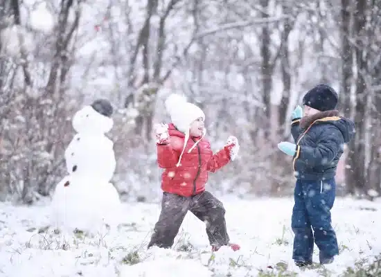 Zimowy wypoczynek dla dzieci, który wnosi świeżą energię do ferii